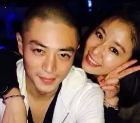 林心如恋情公开后首晒自拍对镜甜笑难掩幸福