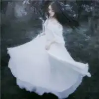 求一黑色背景,白色衣服的女生的背影头像