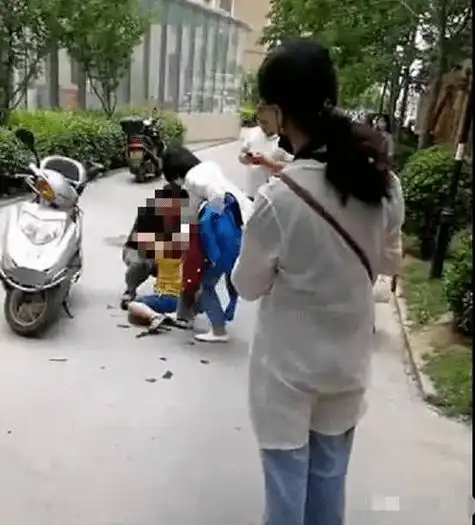 10岁男孩砸死邻居,李玫瑾别在立规矩的年纪,和孩子做朋友