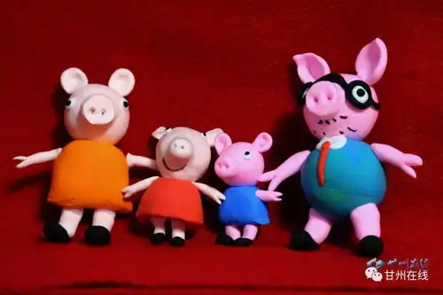 张掖艺人手工制作创意小猪佩奇喜迎新年