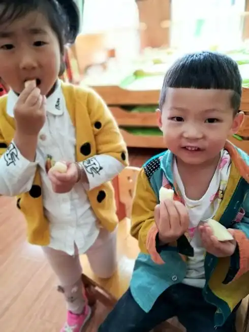 幼儿园发水果,孩子没吃够,回家向父母告状,爸爸霸气处理