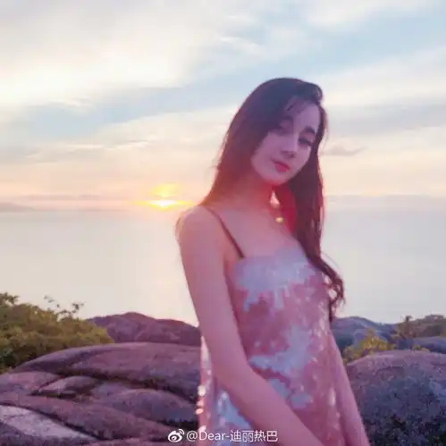 迪丽热巴穿吊带裙,浅笑迷离美人鱼,网友我只想看下面