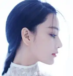 张馨予拍写真集,上半身仅靠一层薄纱遮羞,网友遮的似乎有点少
