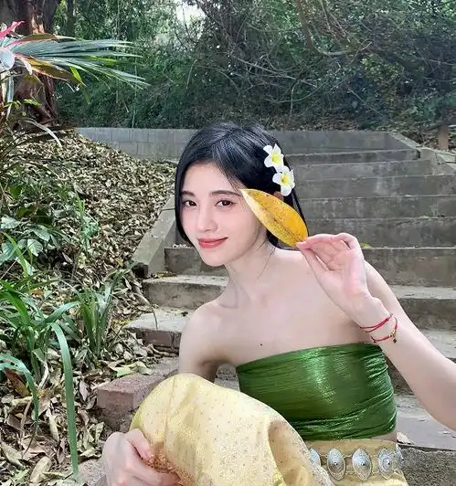 有种戴口罩方式叫鞠婧祎,缝隙中嘴鼻都看得到,这秀脸小方式我服