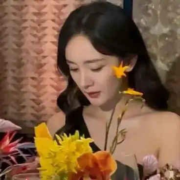 杨幂现身晚宴,轻托香腮专注聆听老外发言,却遭网友质疑听不懂