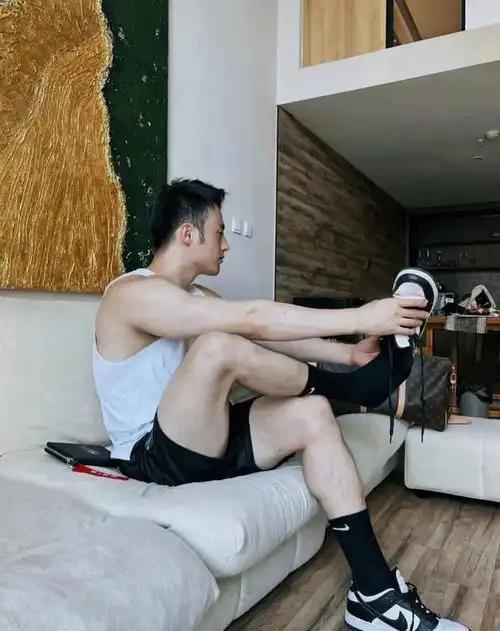 撑爆衬衫的肌肉帅男,这身材谁扛得住啊
