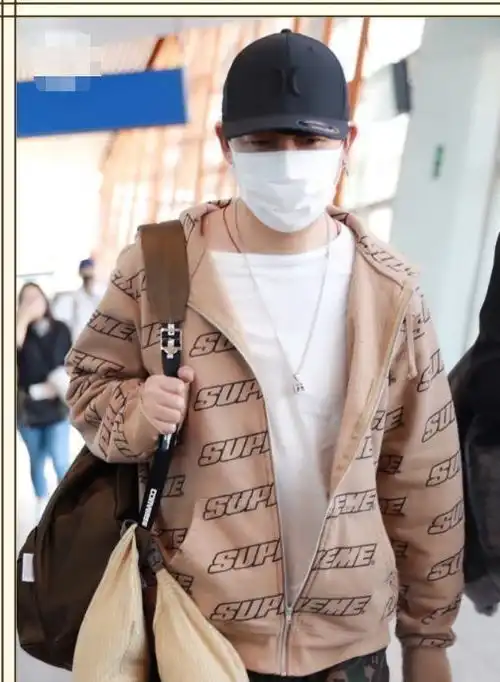 43岁潘粤明现身机场,迷彩裤潮到飞起,网友,,走出来的二次元少年