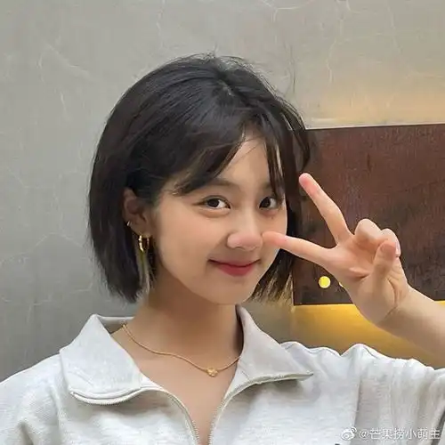 黄多多的脸,完全继承了妈妈孙莉的颜值,这不就是未来内娱小花吗