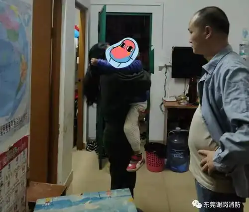 火焰蓝消防救援家中成员被反锁,谢岗消防爬窗救人