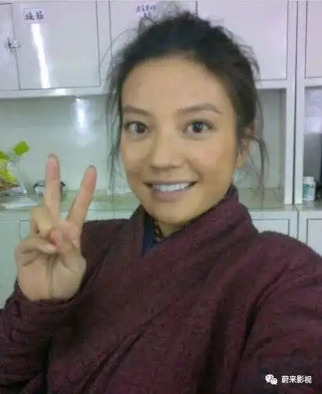 同样是拍电影现在的赵薇可比拍致青春时美多了