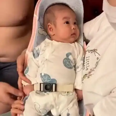 宝宝在家总是哭闹,爸爸把她放在这个上面后,瞬间就老实了