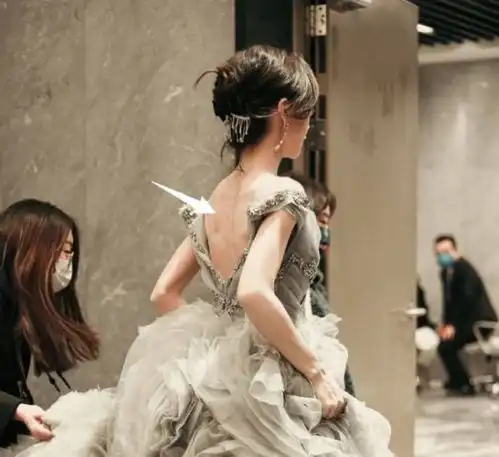 angelababy晒滑雪美照,与虞书欣同框比美,嘟嘴甜笑超养眼