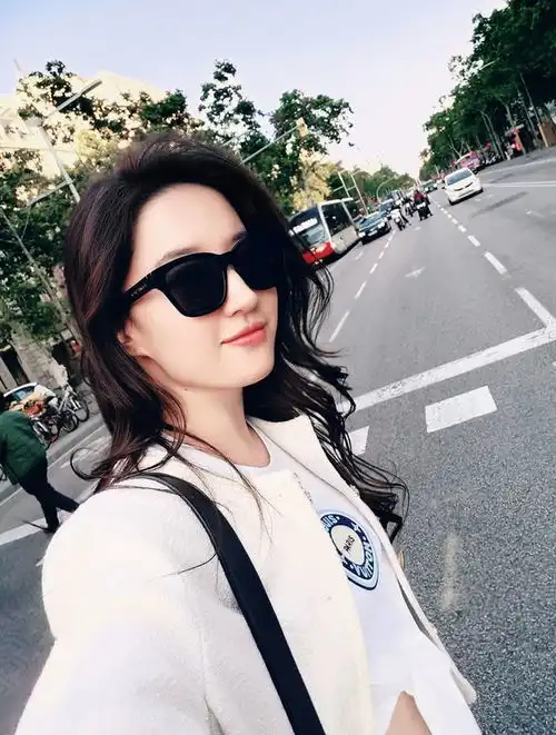 刘亦菲ins晒照黑扇半遮面古典美卷发墨镜港风味