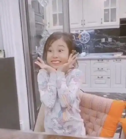 李小璐与女儿宅家做蛋糕,甜馨品尝后戏精上身,神态太像贾乃亮