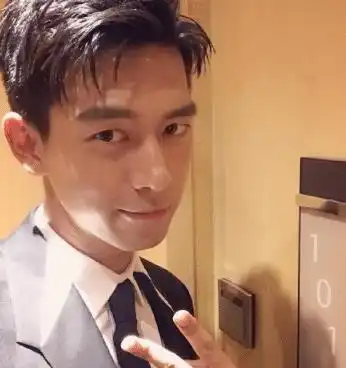 李现把她当妹妹宠,白敬亭最好的朋友是她,她的人缘是有多好