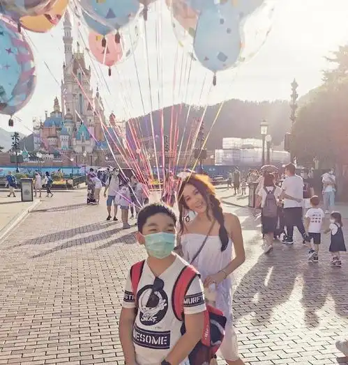 温碧霞换汤不换药,罕见头发扎起来仍留着长刘海,同框儿子像姐弟