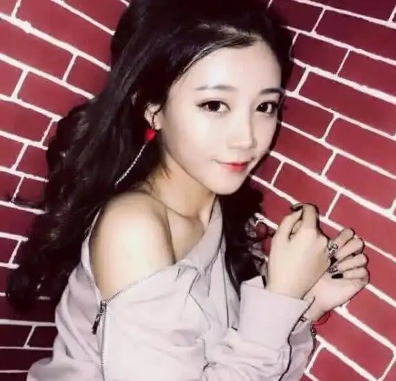 快手一姐小伊伊疑似整形失败,直播时下巴异常被质疑,网友照骗无疑