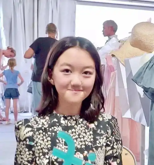 李嫣首次拍摄杂志封面大片,年仅12岁,网友表示自信的美丽