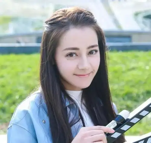 她是迪丽热巴亲妹妹迪丽冷巴,姐妹俩令人傻傻分不清