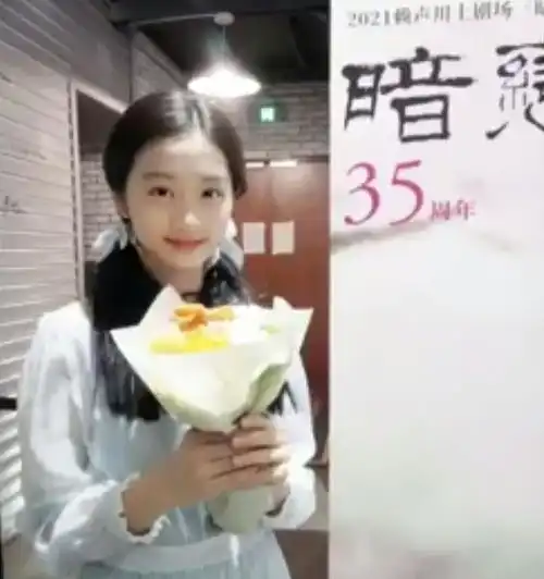 黄多多和欧阳娜娜妹妹合影,二人同框好养眼,这颜值让人心动了