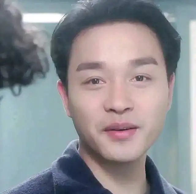 小虎队成员陈志朋,像张国荣却星途坎坷,一把年纪靠奇装异服翻红