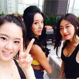 美女健身教练魔鬼身材大受追捧