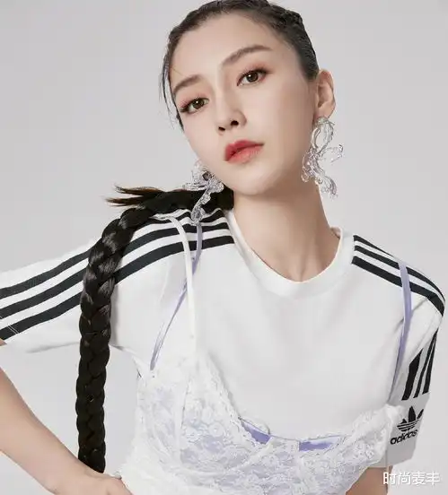 杨颖真个性,印花裙金靴子霸气满分,腰间围钻带更是夸张