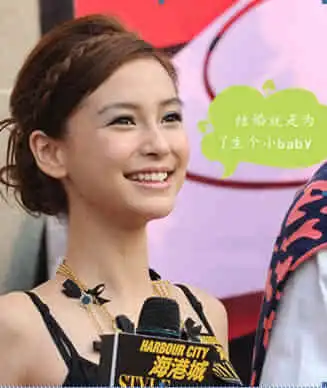 angelababy霸气示爱黄晓明生孩子网友调侃小baby满月照还得用美图手机拍吧
