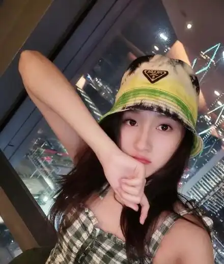明星街拍鼻祖倪妮也太会穿了,衬衫墨镜足够吸睛,一股港风做派