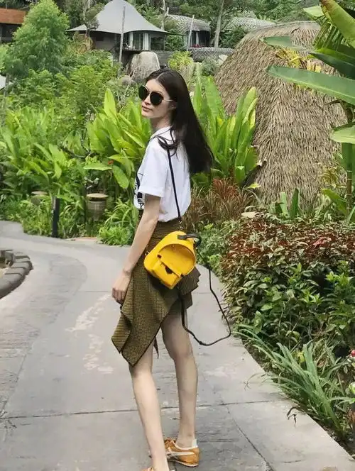 杨幂angelababy范冰冰半个娱乐圈的人都在抢着买他的墨镜,他却偷偷做了一支口红