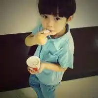 求图片出处这孩纸太可爱啦