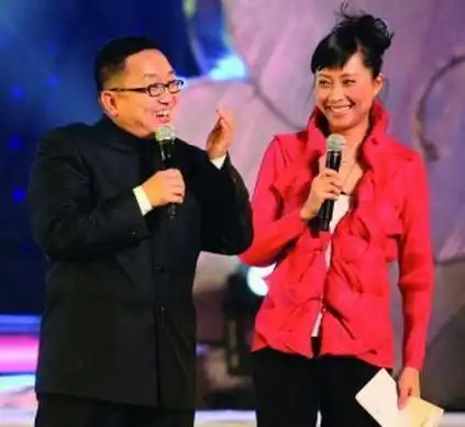5上春晚红极一时,老公忽然离世让她隐退,今二婚闺女九岁超幸福