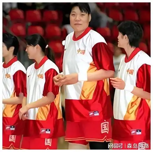 56岁郑海霞近况双腿弯曲身边无子女陪伴,丈夫已消失不见影