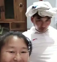 巨星朱之文和妻子在直播,朱之文头上的东西被注意,网友