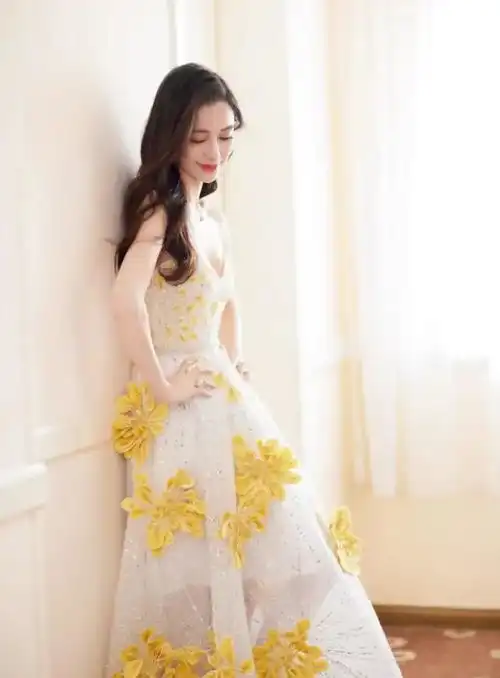 杨颖懒理婚变传闻,穿性感蓝色挂脖连衣裙亮相活动,少女感爆棚