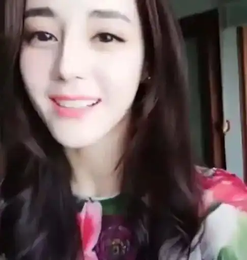 迪丽热巴又被吐槽了,任性关掉美颜直播,为粉丝送福利却被说胖了