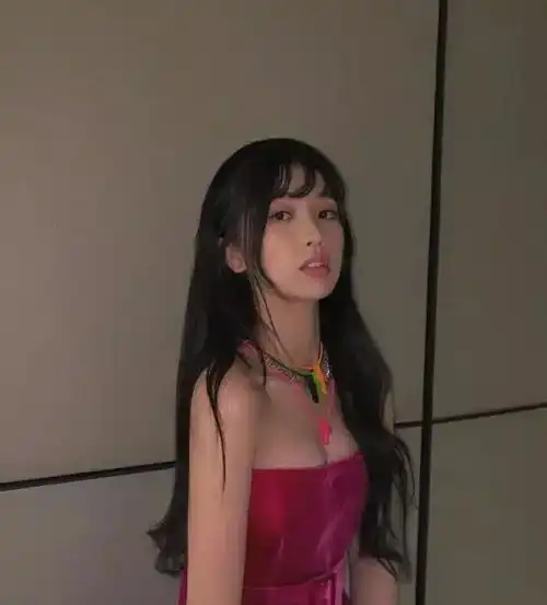 有一种高级叫做虞书欣的袜子,不穿在脚上,却公主范十足