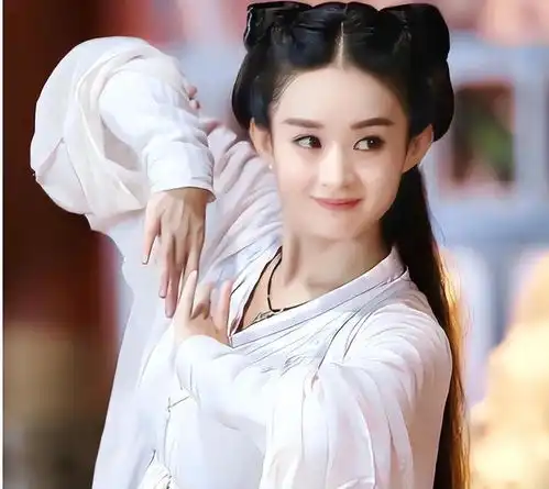 赵丽颖剪完短发大变样,穿绿色大衣洋气显瘦,瞬间变身小脸女神