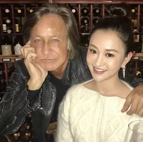 不多,吴秀波也就给木木花了一千万吧