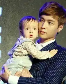 男神抱娃薛之谦啃孩子,吴亦凡爸爸力max,最后一个最暖