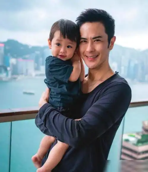 郑嘉颖宣布妻子怀二胎,老婆颜值超高身材超好,儿子很像他爸爸