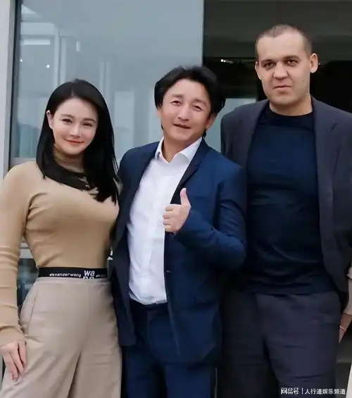 7月13日邹市明娇妻冉莹颖晒身材出行大合集26张图片