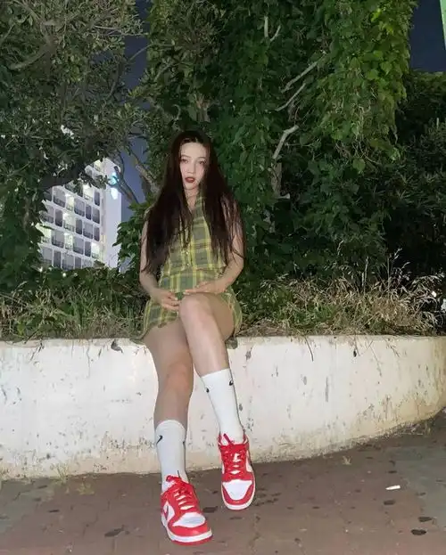 短裙配球鞋,肉肉身材的她绝不照骗