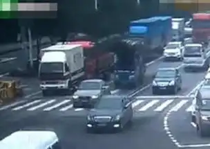 奥迪见黄灯急停遭百根竹子万箭穿心