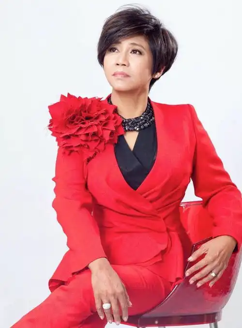 59岁香港女歌手李丽霞的风雨人生两婚两离,两度患癌,一念净心