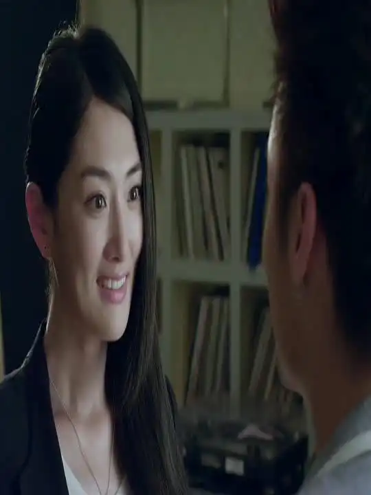 美女一看男人是要自己唱歌,当场喜滋滋的同意了