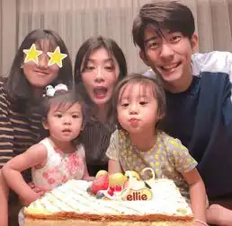 贾静雯现身机场,小西装搭配长裙好时髦,一点不像三个孩子的妈