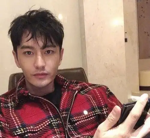 黄晓明卷毛上热搜了是怎么回事