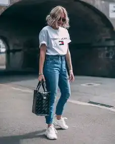 白tee和牛仔裤