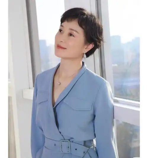 吴越不扮嫩美得自然,夏季穿搭体面显贵适合妈妈们,51岁气质淡雅